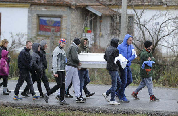 Урош почива крај оца, сестра му кроз сузе поручила: Бато, дајем ти бели цвет